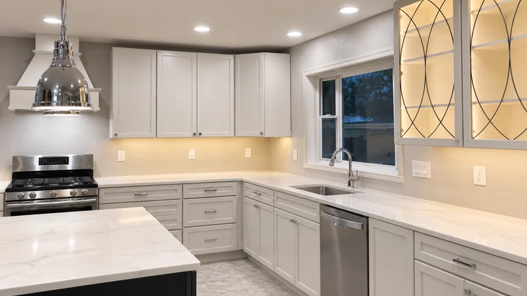 Kitchen with recessed lights, under-cabinet lighting and a chrome pendant
